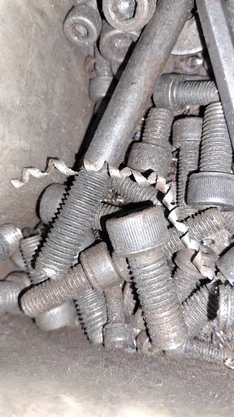 Bir araba motorunun yakın çekim görüntüsü.