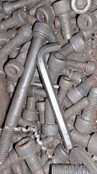 Yerde metal vidalar var.