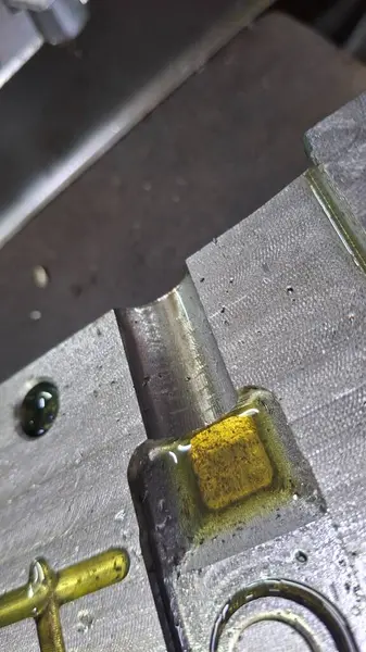 Fabrikadaki metal boru.