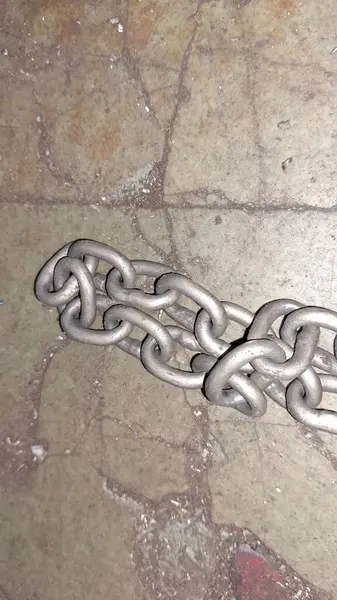 Ahşap arka planda eski paslı zincir