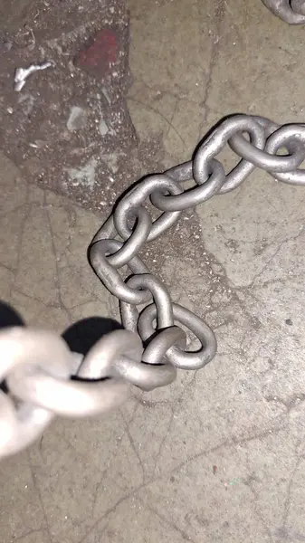 Siyah arkaplan ile metal zincir