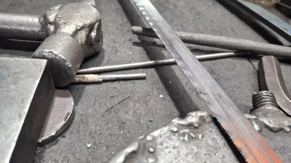 Metal bir boruya yakın.