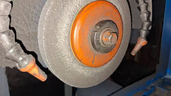 Bir arabanın tekerleğine yaklaş.