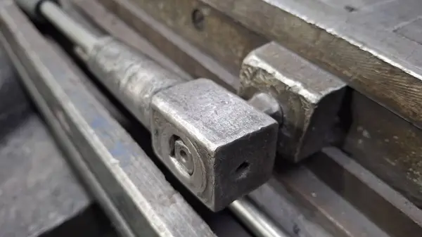 Fabrikadaki metal bar.