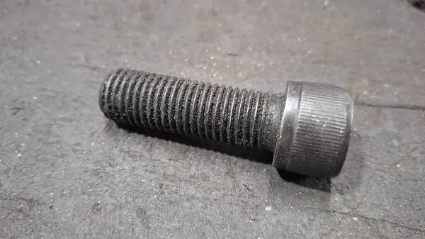 Bir araba tekerleğini kapat.