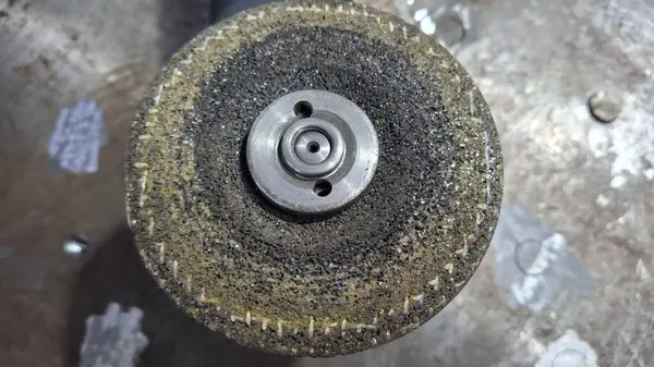 Saplı eski metal bir plaka