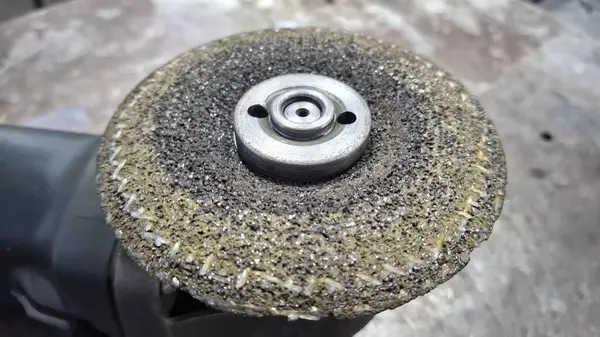 Siyah saplı metal bir borunun yakın çekimi.