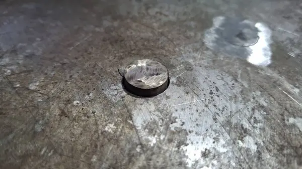 Bol suyla metal boru.