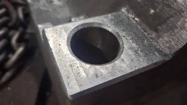 Çelik bir zincire yakın