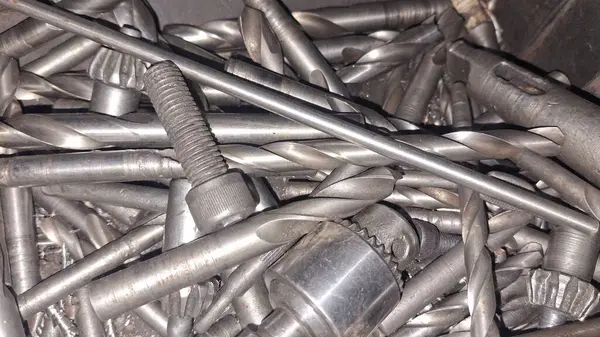 Depoda bir sürü metal boru var..