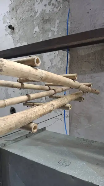 Yapı iskelesi ve iskelesi olan bir inşaat alanı.