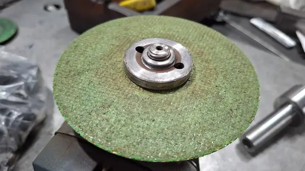 Bir araba motoruna yakın çekim.