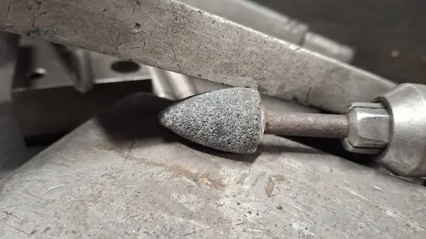 beyaz zemin üzerine metal boru