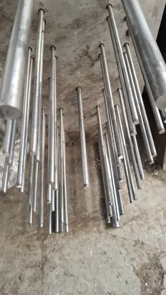 Fabrikadaki çelik çubuk.