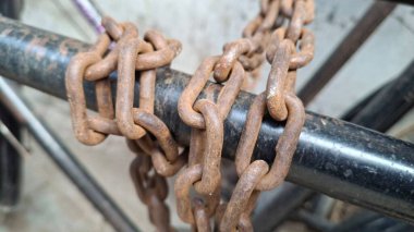 Garajdaki eski zincir..