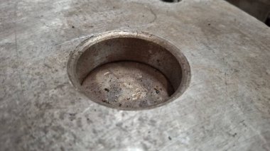 Garajdaki eski paslı metal boru.