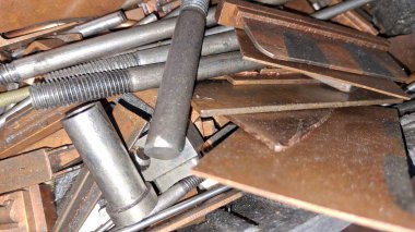 Atölyedeki metal alet