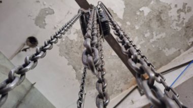 Zincirde asılı metal zincir