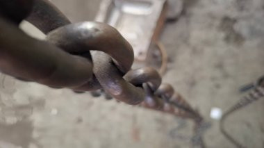 Metal bir zincirin yakın çekimi.