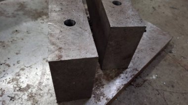 Bir endüstriyel binada demir deliği olan metal profil.