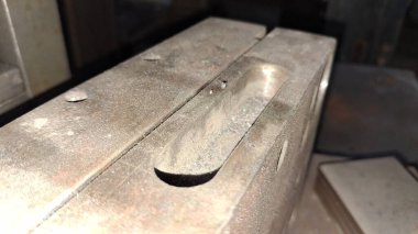 Ahşap zeminde metal saplı.