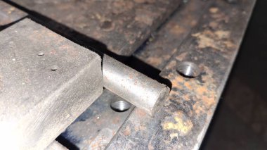 Yerde metal saplı metal plaka.