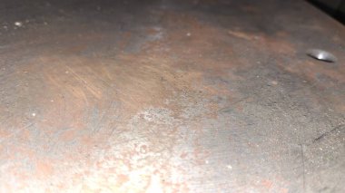 Metal desenli metal bir plaka.