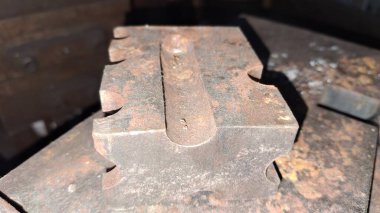 Eski paslı metal boru