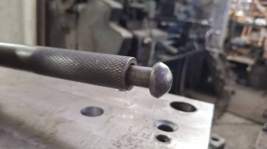 Atölyedeki metal kol.