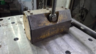 Metali kesip biçmek için metal makine