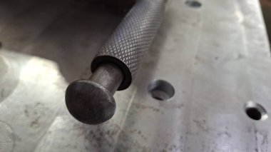 Atölyedeki metal çubuk