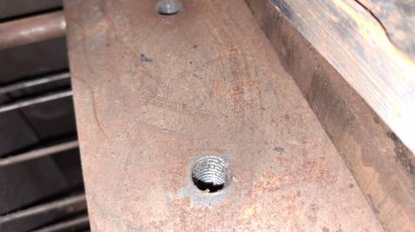 Kapı kolu ve metal saplı metal bir kapı.