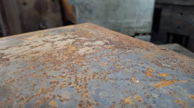 Metal bir levhayı kapat