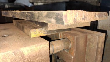 Paslı, metal kapı kolu var.