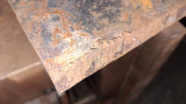 Garajdaki eski paslı metal kapı.