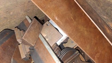 Şehirde terk edilmiş eski bir ev.