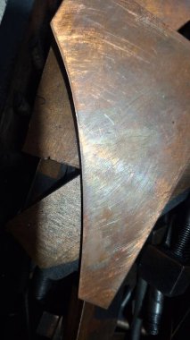 Metal bir borunun yakın plan çekimi.