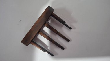 Saplı ahşap bir duvar.