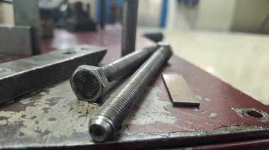 Atölyedeki çelik boru.