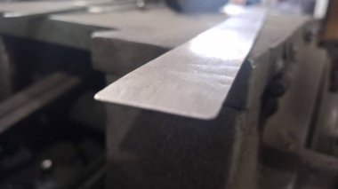 Metal bir arka planı olan metal bir plaka.