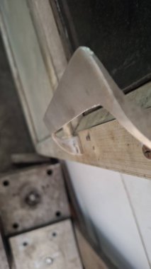 Tahta bir kutuda bıçakla ahşap bir sapın yakın plan çekimi.