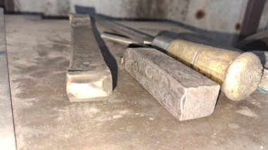 Tahta bir masanın üzerindeki metal borunun yakın plan çekimi.