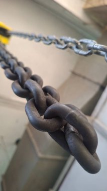 Şehir duvarının arka planında metal zincir