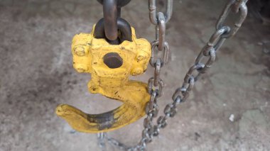 Şehirdeki eski paslı zincir