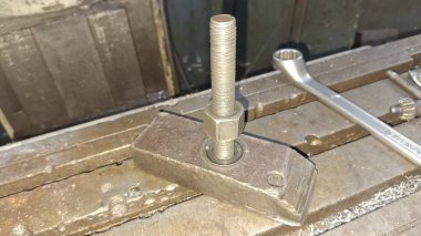 Masada çelik çubuk ve çelik çubuk var.