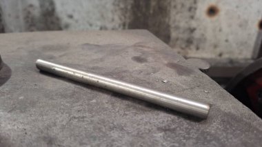 Yerde metal sapı var.