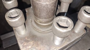 Değişik boyutlarda paslı metal bir boru.