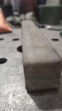 Beyaz arkaplanı olan metal bir plakayı kapat