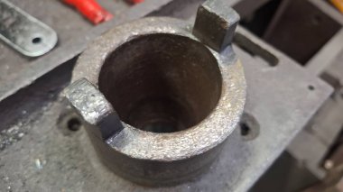 Beyaz arka planda metal boru