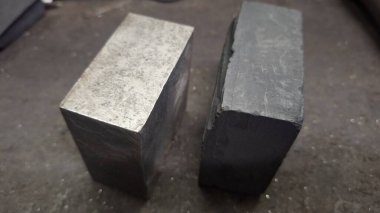 Metal bir boruya yakın.